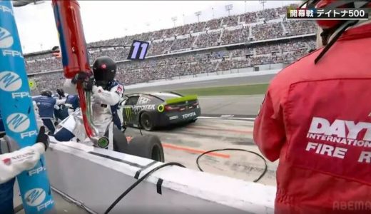 チェッカー寸前に上位陣が“ほぼ全滅”の多重クラッシュ「全員事故ってるじゃねーか！」｜前代未聞の珍事！ホイールナットの緩みに“他人のピット”で緊急対応